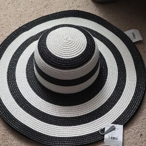 AKIRA Monochrome Striped Hat